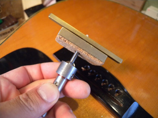 専用の治具を使い破損部分をくりぬきます