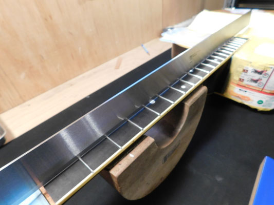 定規でフレット全体の状態を確認し、擦り合わせの作業を行います。