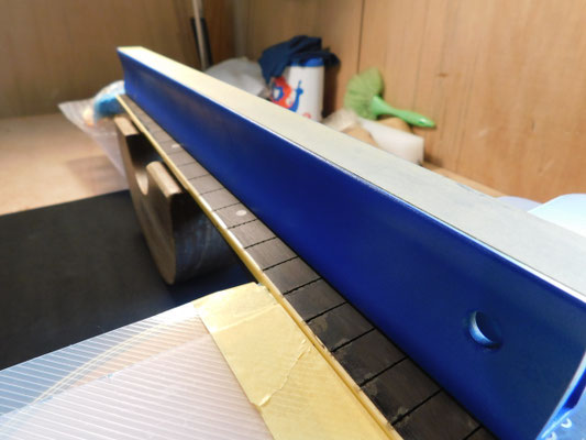 新しいフレットを打つ前に、指板全体を軽くサンディングし、整えます。