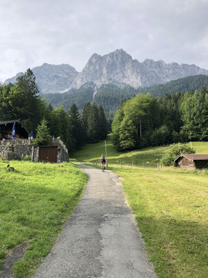 steile Auffahrt zu Beginn mit Blick auf die Zugspitze