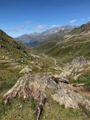 Blick in die Nordabfahrt vom Großen Sankt Bernhard