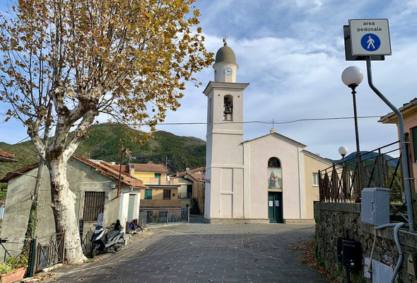 Start in Tassani an der Kirche