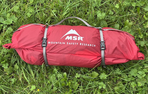 Packsack ist groß und komprimierbar, selbst ein extra Footprint hat locker Platz