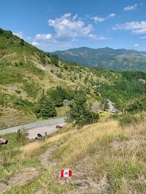 Blick zum Ausgangspunkt und Parkplatz am Passo della Forcella