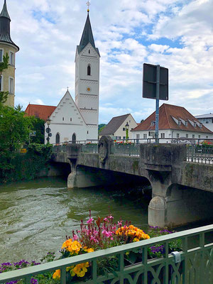 Amperbrücke und Leonhardikirche