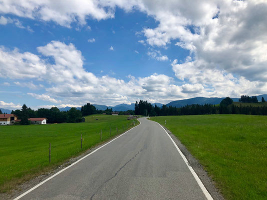 unterwegs auf asphaltierten Nebenstraßen