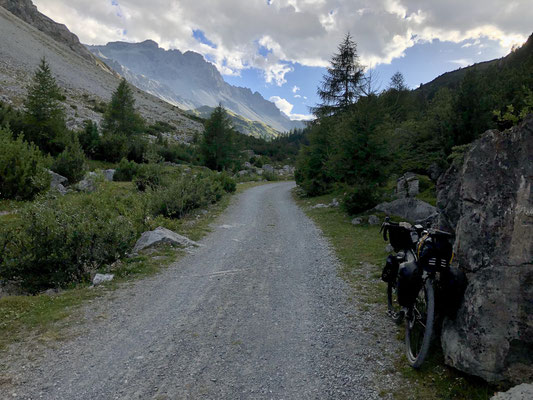 steile Auffahrt auf Schotter ins Val Mora
