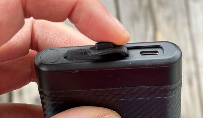 2 USB-C Anschlüsse mit Gummistöpseln