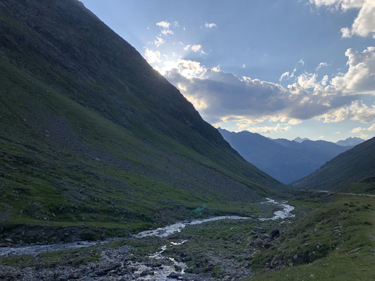 die letzten Kilometer im Abendlicht