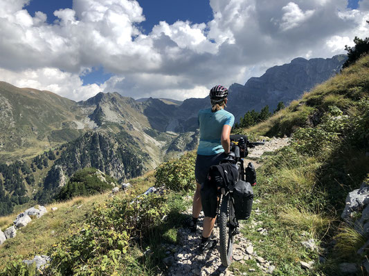 Wanderweg vor dem Passo del Duca