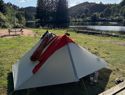 Schlafsack lüftet in der Sonne