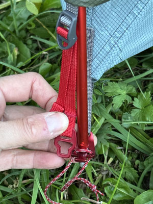 Fußpunkt des Gestänges mit Metallösen