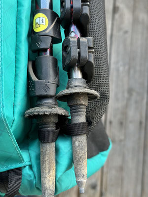 Befestigung von Teleskop-Wanderstöcken