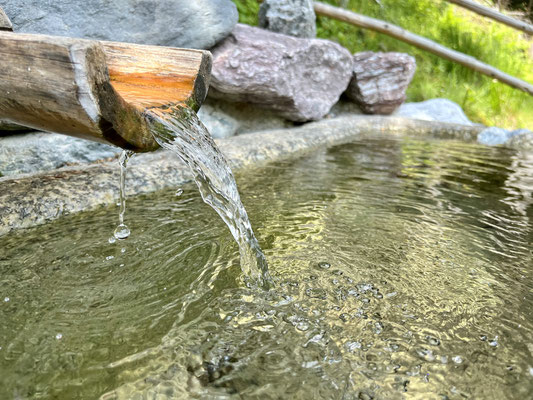 frisches Quellwasser für die Trinkflaschen