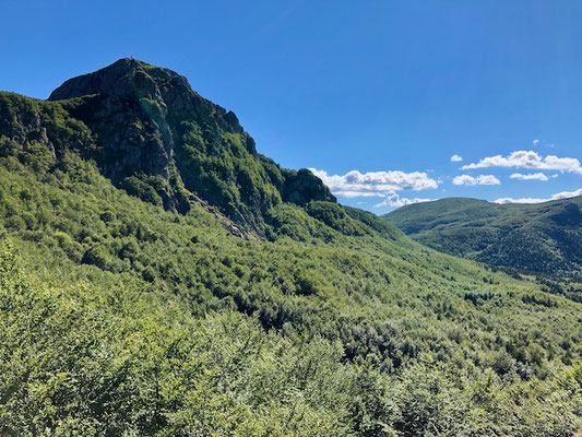 Abstieg mit Blick auf den Gipfel des Monte Penna