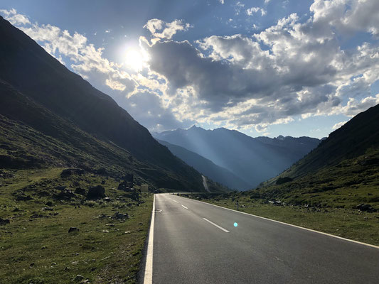 die letzten Kilometer im Abendlicht