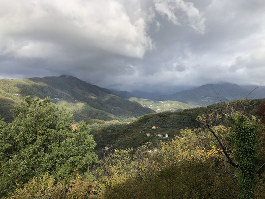 dunkle Wolken über dem Monte Aiona