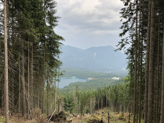 der Eibsee liegt unterhalb