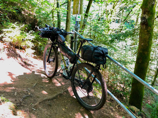 erste Schiebepassage auf Wanderweg