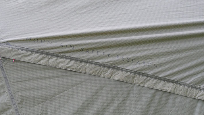 "Regenrinne" über dem Eingang hält das Innenzelt trocken