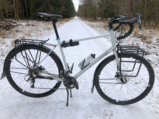 unterwegs auf verschneiten Wegen