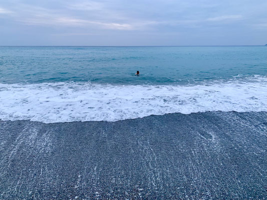 Bad im Meer nach der Bergtour