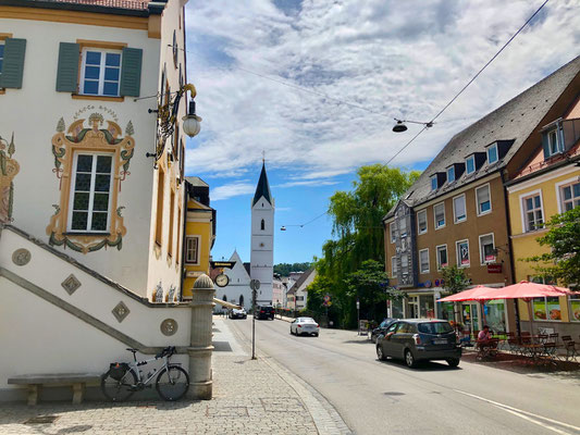 Blick nach Süden zur Amperbrücke und Leonhardikirche (Bildmitte)