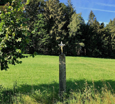 Feldkreuz am Wegesrand