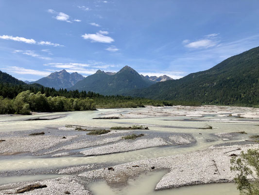 breites Flussbett am Lech