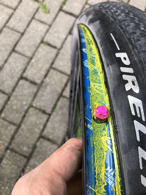 Das Felgenband und das Tubeless-Ventil sind intakt