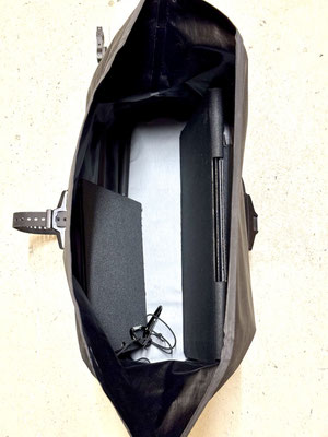 Solarmodule passen ins Tailfin CargoPack mit 18 L Volumen