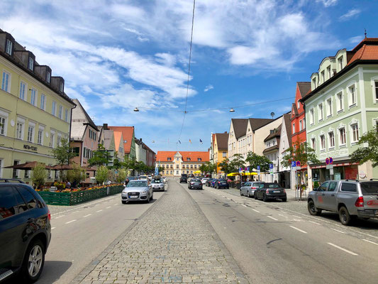 belebte Hauptstraße in Fürstenfeldbruck