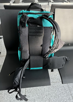 Schulterriemen lassen sich hinter einem Reißverschluss wegpacken