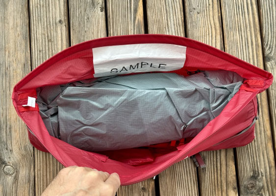 Packsack wird seitlich geöffnet