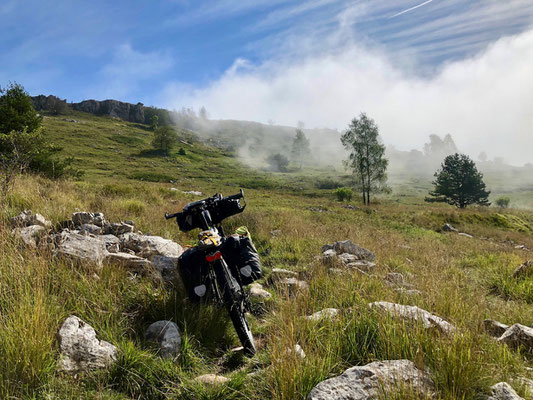 herbstliche Nebel auf dem Alta Via