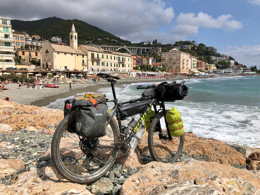 am Strand in Varazze