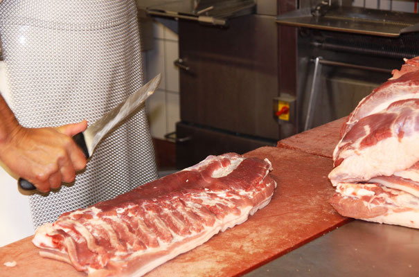 Im Zerlegeraum wird frisch angeliefertes Fleisch für Wurstproduktion und Ladenverkauf zerlegt. 
