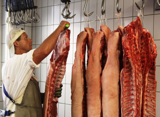 Im Zerlegeraum wird frisch angeliefertes Fleisch für Wurstproduktion und Ladenverkauf zerlegt. 