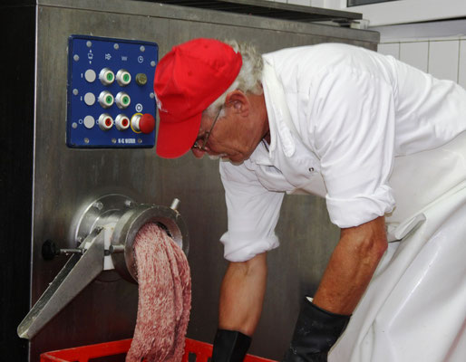 Für die Wurstproduktion wird ausgewähltes Frischfleisch zunächst grob gemahlen. 