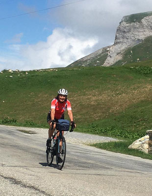 jeudi 24 juin ascension Cormet de Roselend, Pascale arrive au sommet meme pas entamée