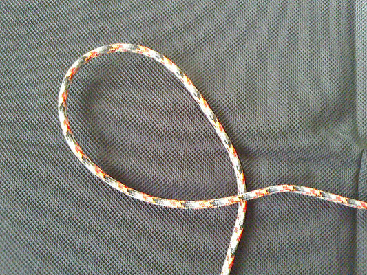 左側に輪を作り、輪の横に伸びる紐を上にします。