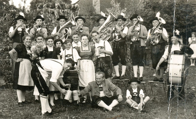 Abb. 15: Werner Lämmel als Tenorhornist der Trachtenkapelle Henfenfeld (auf den Stühlen stehend erster von rechts), Ende der 1950er Jahre