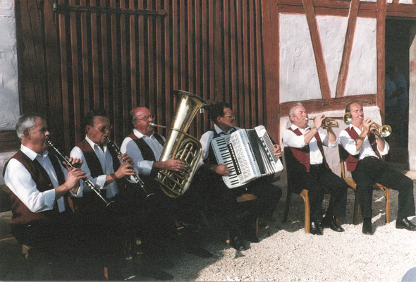 Abb. 18: Die Alfelder Musikanten im Fränkischen Freilandmuseum Bad Windsheim Mitte der 1990er Jahre.