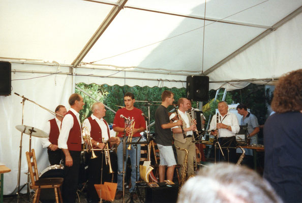 Abb. 24: Alfelder Musikanten, zwei Generationen musizieren gemeinsam beim Kirwa-Frühschoppen 1997 im Gasthof "Berghof".