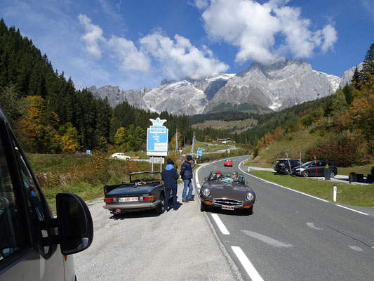 Die Fahrer vom Belgischen Oldtimerclub sind etwas unschlüssig über die Richtung