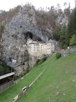 Höhlenburg Predjama, in den Felsen gebaut
