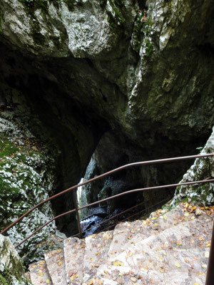 Eine senkrechte Höhle bis zum See