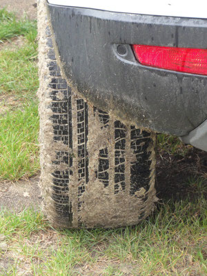 ...  und als Offroad-Slicks sind sie im Gelände die reinsten Spassverderber! Zumindest hab ich im Sommer Ganzjahresreifen drauf und andere waren mit reinen Sommerreifen noch schlechter dran.