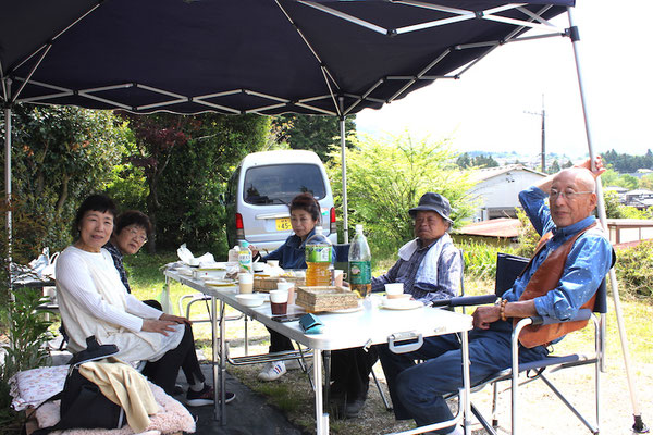 記念館の庭で昼食会