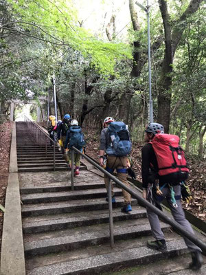 早尾神社の階段を上って千石岩へ移動